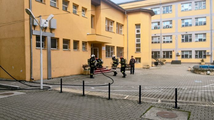 Pompierii din Focșani desfășoară un exercițiu de gestionare a incendiilor la școală