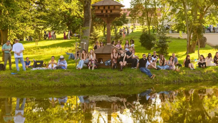 Clujenii pot opta pentru un picnic elegant de 1 Mai la Castelul Banffy