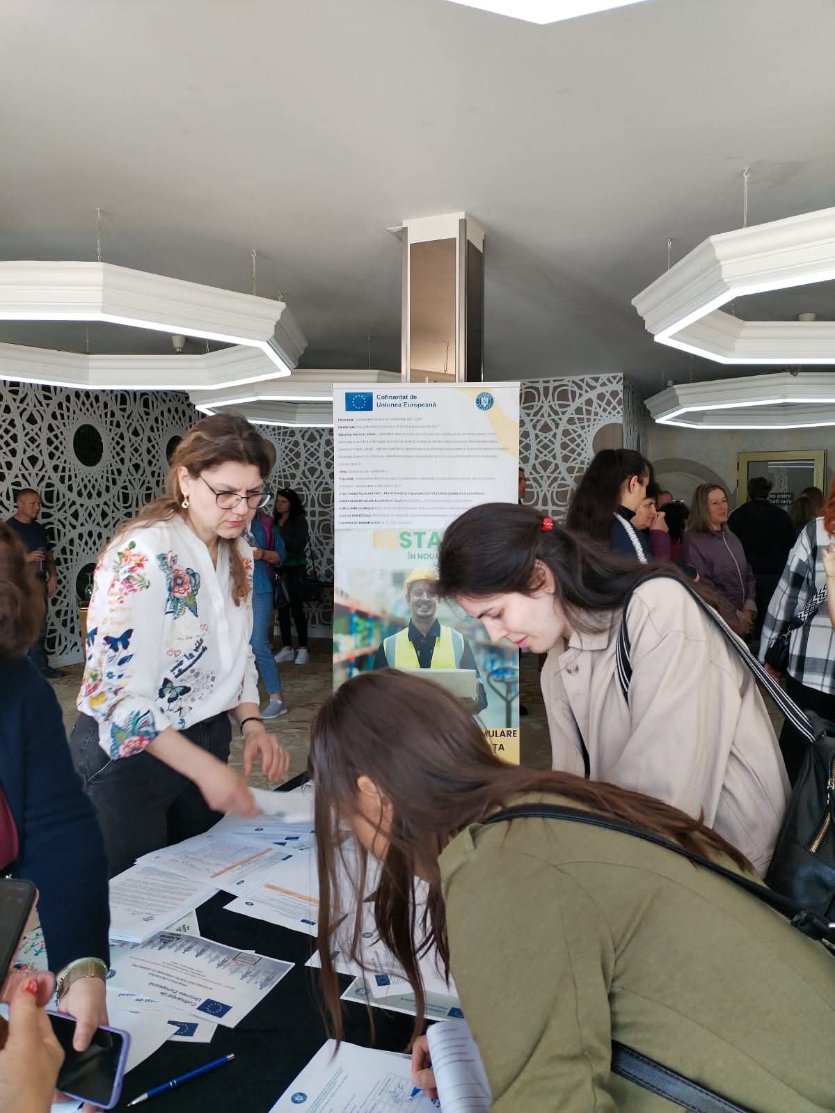 Bursa locurilor de muncă la Târgu Jiu atrage peste 100 de șomeri