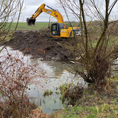 Decolmatarea pârâului Baranga a început în Cornățelu - Primăria anunță intervenții pentru desfundarea izvoarelor și modernizarea cursurilor de apă