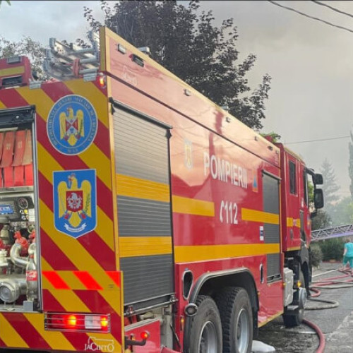 Incendiu la o hală și construcții modulare, pompierii intervin prompt