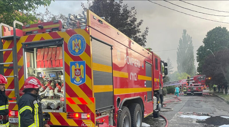 Incendiu la o hală și construcții modulare, pompierii intervin prompt