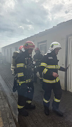 Incendiu devastator la Orăștie, mai multe construcții afectate