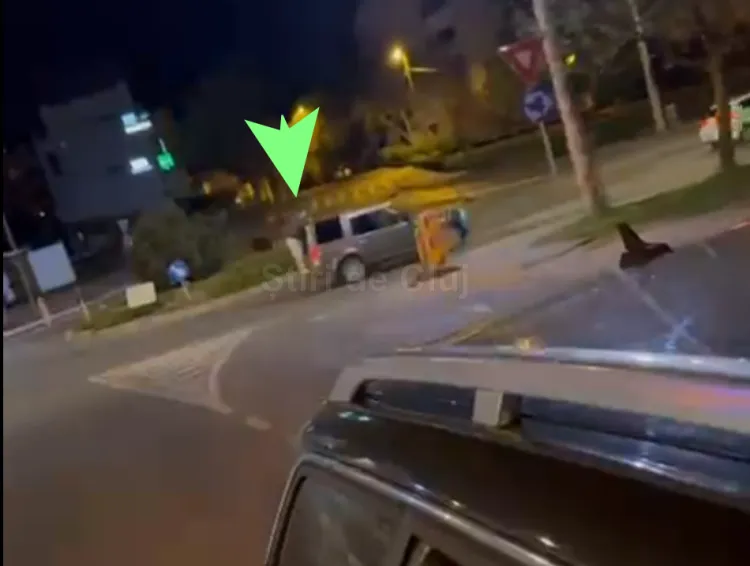 Tânăr surprins pe bara unei mașini în mișcare în Zorilor, Cluj-Napoca