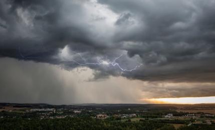 Instabilitate atmosferică accentuată în România, cu ploi torențiale și descărcări electrice