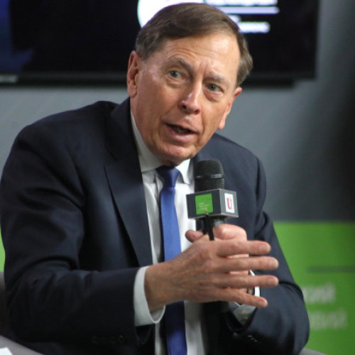 Petraeus avertizează cu privire la criza din Strâmtoarea Ormuz