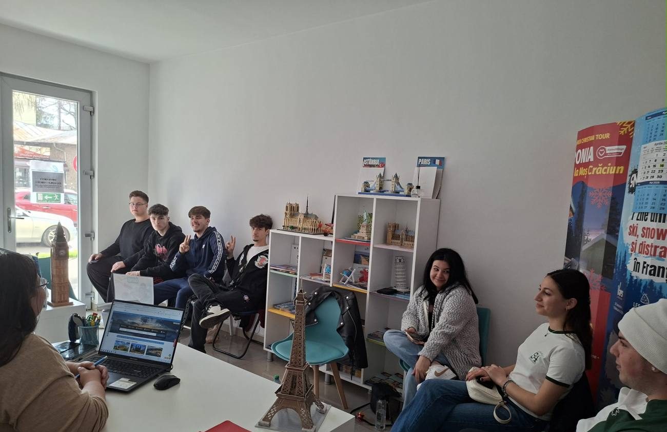 Elevii de la Colegiul Economic „Ion Ghica” învață cum se construiește o vacanță