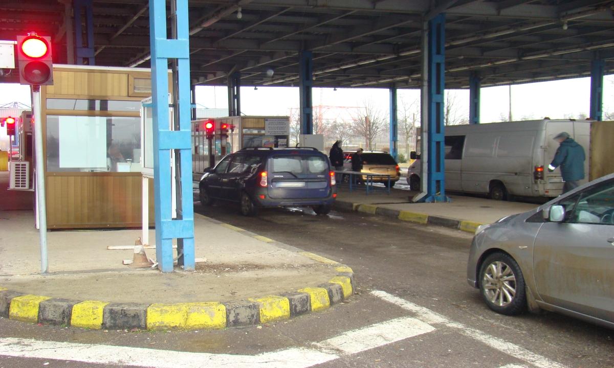 Român prins cu butelie de agent refrigerant la frontiera Albița