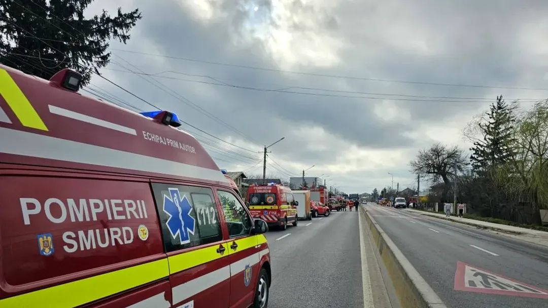 Accident rutier în Dumbrăvioara: Nouă copii și doi adulți transportați la spital