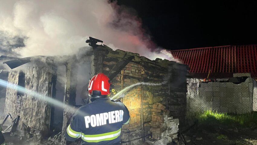 Incendiu devastator la o casă din Viișoara, o persoană și-a pierdut viața