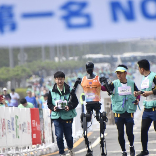 Roboți umanoizi concurează la semimaratonul din Beijing și bat recorduri
