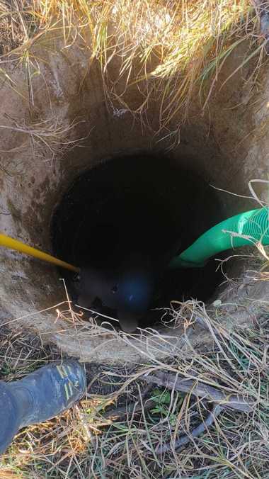 Locuitorii dintr-un sat buzoian acuză apă contaminată cu țiței