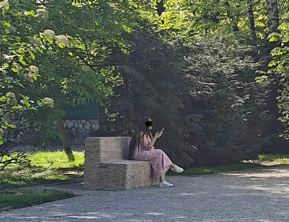 O fotografie controversată cu o tânără pe opera lui Brâncuși, stârnește reacții online