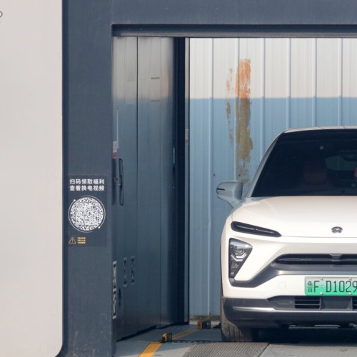 Obosit de a aștepta să se încarce mașina electrică? O companie chineză are o soluție novatoare