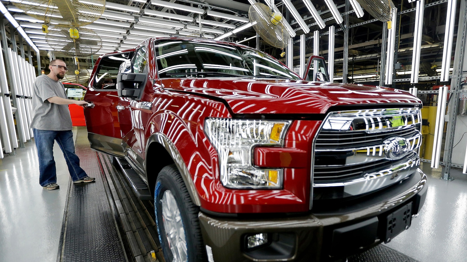 Ford rechemnează 1,4 milioane de camionete F-150 pentru a remedia o problemă la schimbătorul de viteze