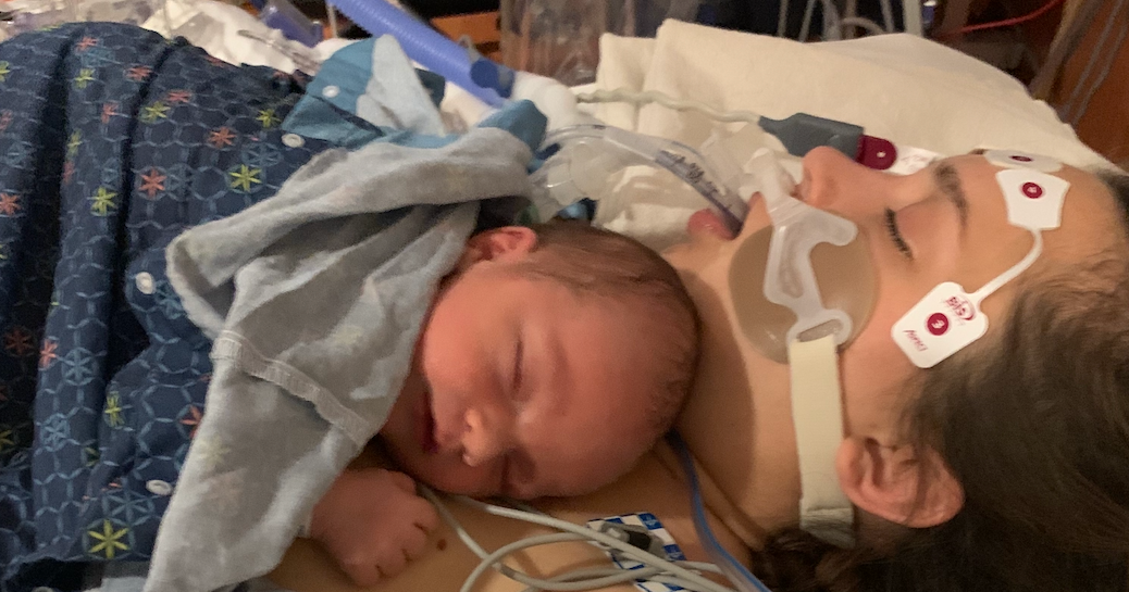 Simptomul înfricoșător care a făcut ca nașterea unei mame să devină o luptă pentru supraviețuire