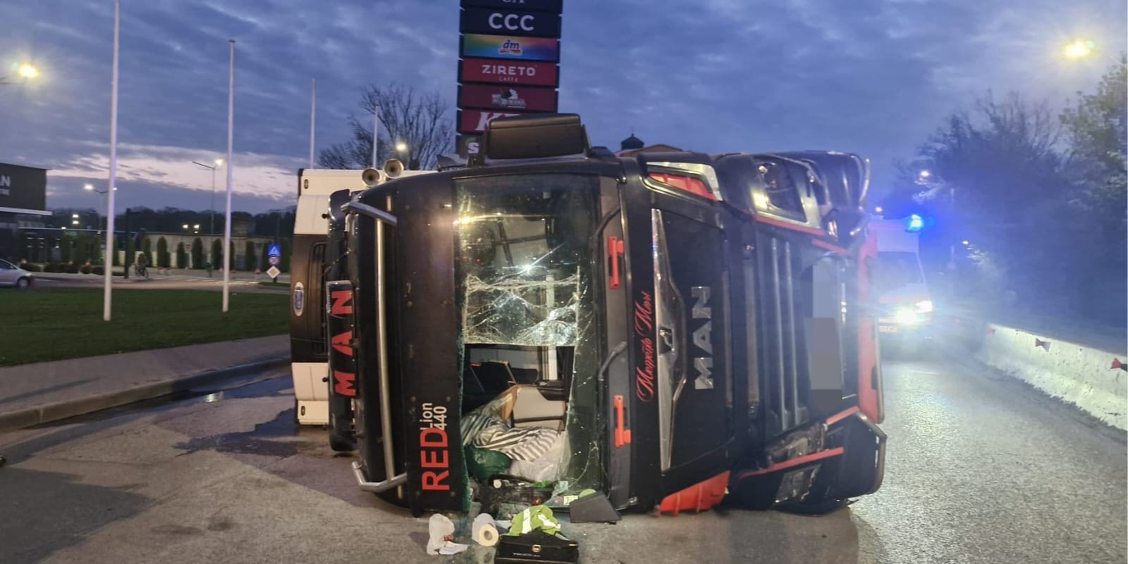 Accident rutier grav în Roman: șofer încarcerat după răsturnarea unui autotren