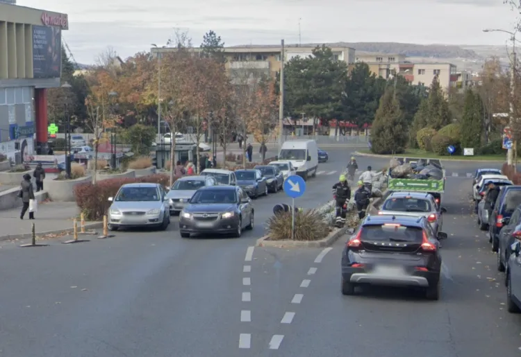 Pista de biciclete de pe strada Zorilor, aproape inutilizabilă din cauza vehiculelor