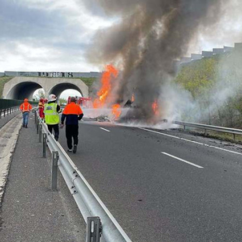 Incendiu la un camion pe autostrada A1 în județul Hunedoara