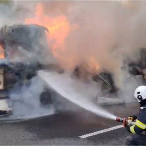 Pompierii Detașamentului Deva intervin în aceste momente pe autostrada A1, sens de mers Deva – Timișoara, unde un autocamion care transporta fructe, a fost cuprins de flăcări.