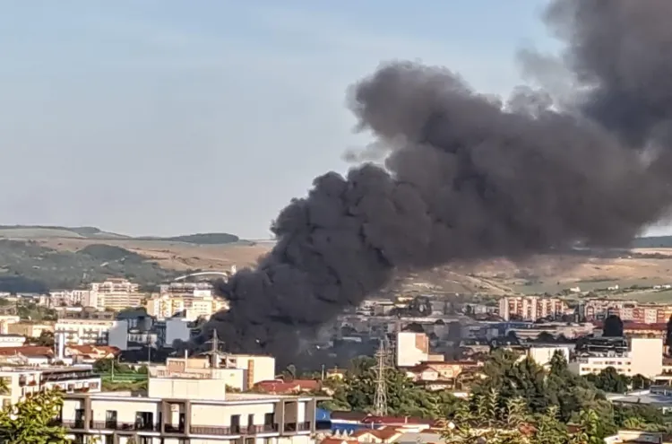 Incendiu pe strada Tineretului din Sânnicoară, pompierii intervin rapid