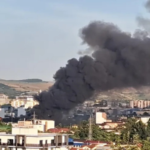 Incendiu pe strada Tineretului din Sânnicoară, pompierii intervin rapid