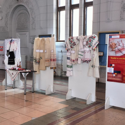 Expoziția „Toate-s noi și nouă toate” la Universitatea „Dunărea de Jos” din Galați