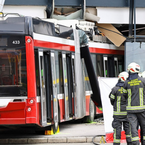 Incident grav în Austria: Un mort şi mai mulţi răniţi după ce un troleibuz a intrat într-un supermarket din Salzburg