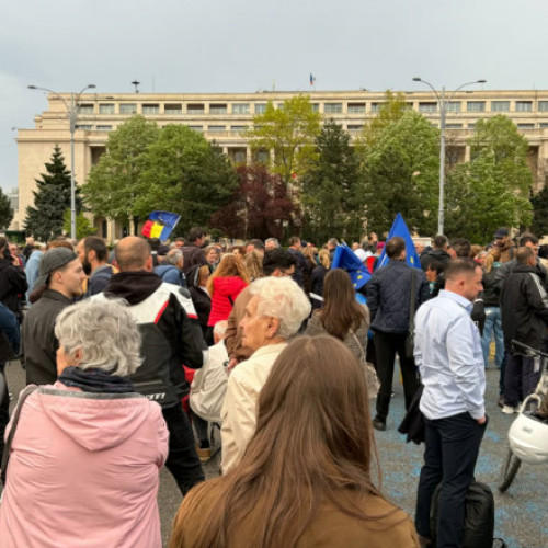Proteste în Piața Victoriei pentru susținerea premierului Ilie Bolojan