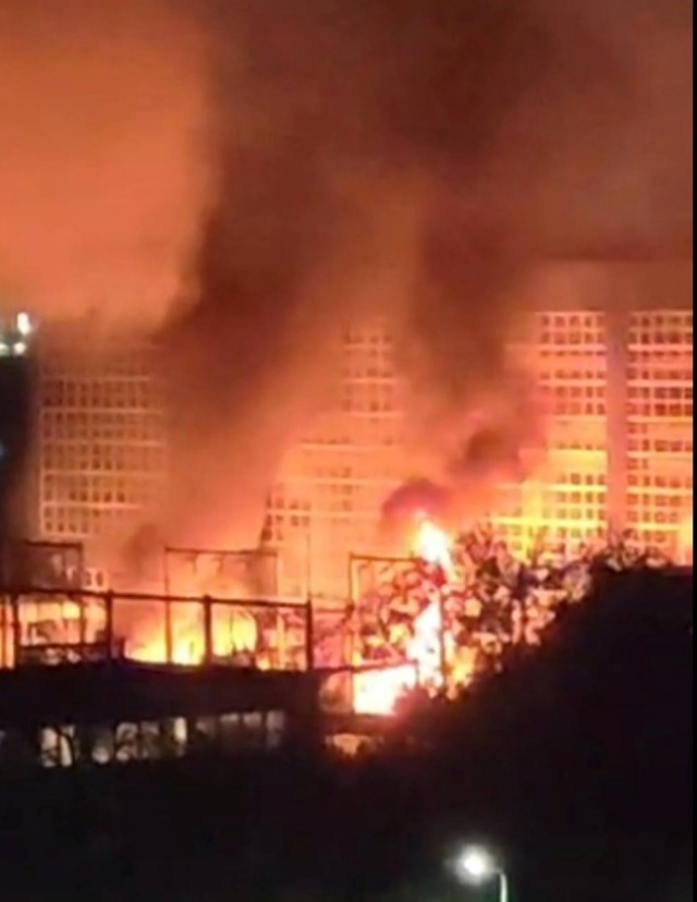 Explozie puternică la CET Vest: pompierii intervin pentru stingerea incendiului