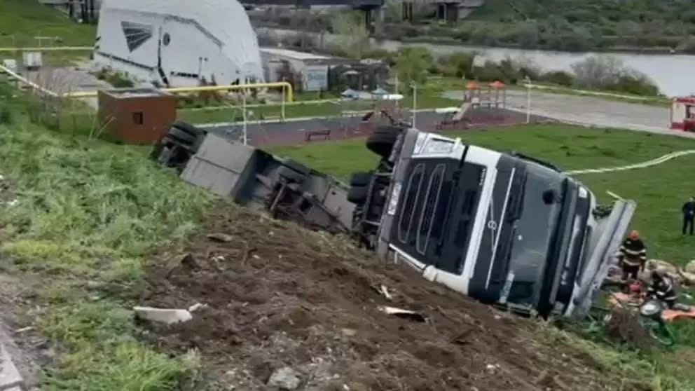 Accident grav la Năvodari: Camion cu oi răsturnat, pierderi mari