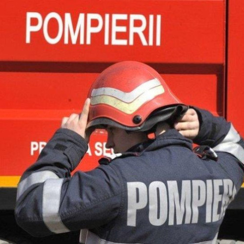 Incendiu în Roman: Pompierii sting flăcările izbucnite din baie