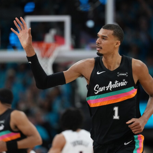 Wembanyama înscrie 35 de puncte în debutul playoff-ului, Spurs învinge Trail Blazers cu 111-98