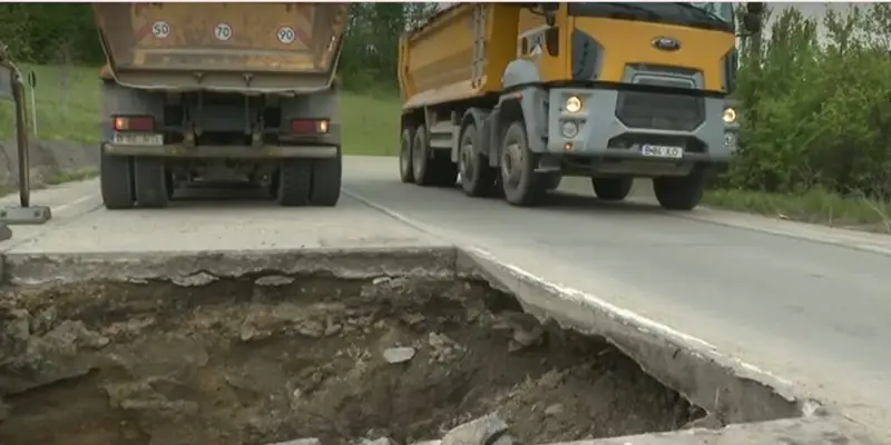 Poporul din Gorj se confruntă cu un crater pe drumul între Motru și Slivilești