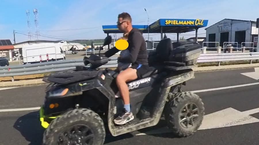 Indignare pe rețele sociale după ce un bărbat a condus un ATV cu un copil mic