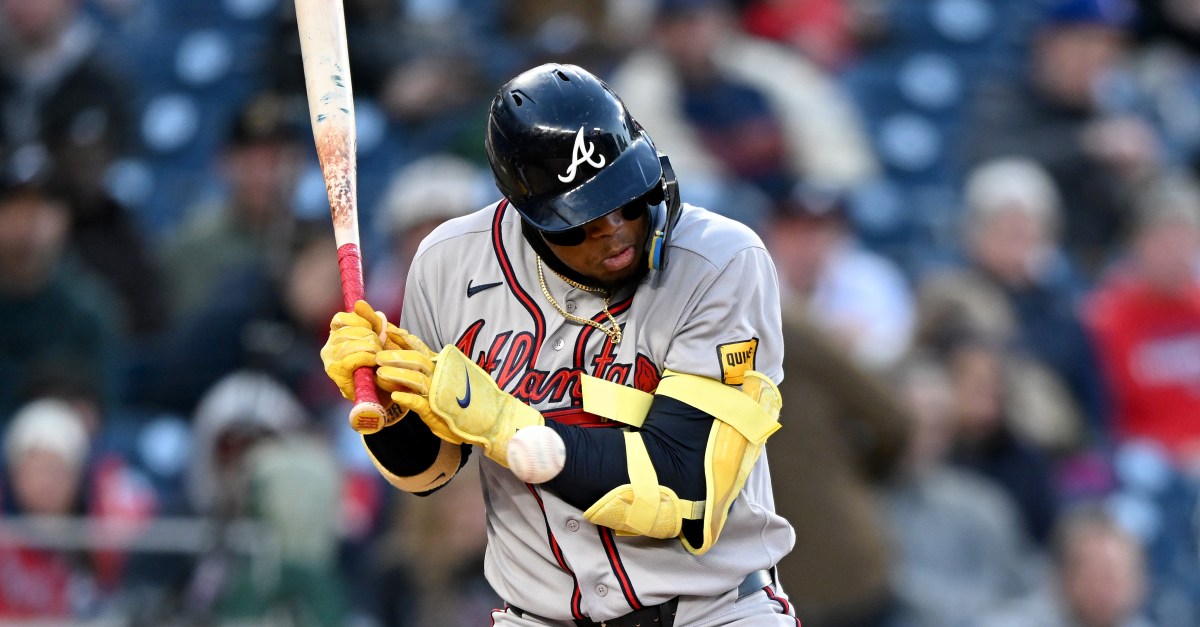 Ronald Acuña, Jr. părăsește meciul după ce a fost lovit de o minge