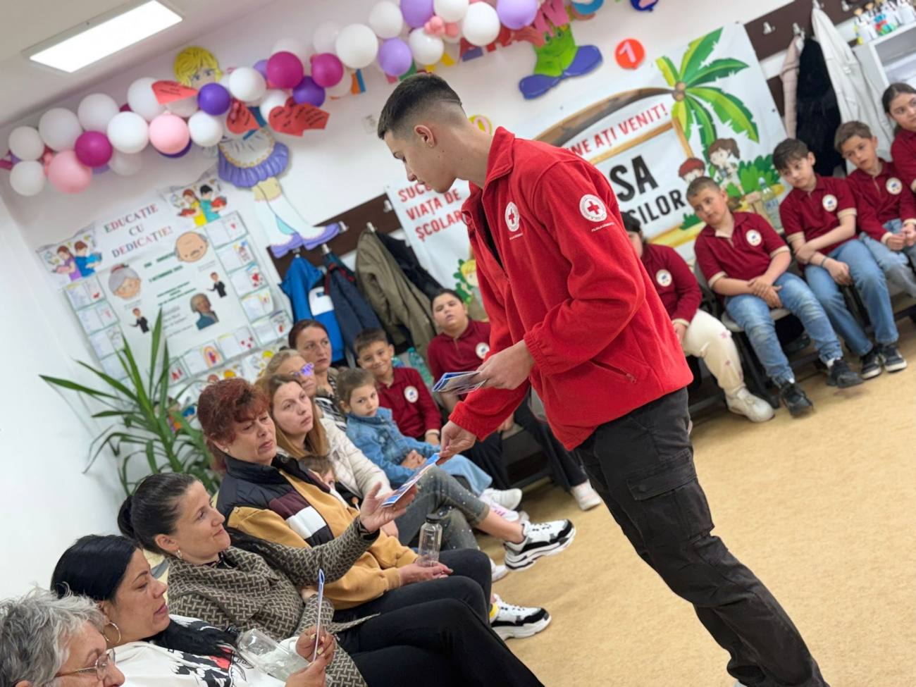 Voluntarii Crucii Roșii Dâmbovița promovează vaccinarea ROR în comunități