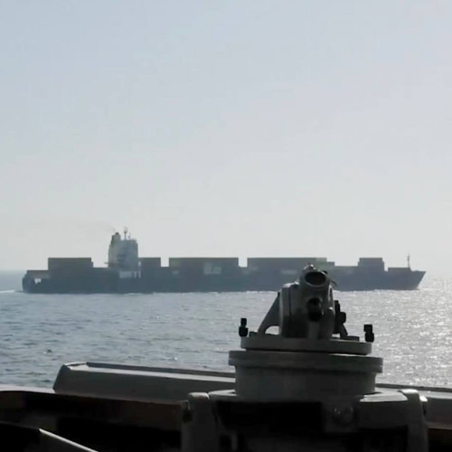 Iranul confiscă două nave în strâmtoarea Hormuz, avertizând asupra siguranței maritime
