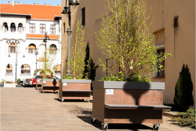 Oradea dotează orașul cu 270 de jardiniere mobile în cadrul proiectului „Pădurea Urbană Mobilă”