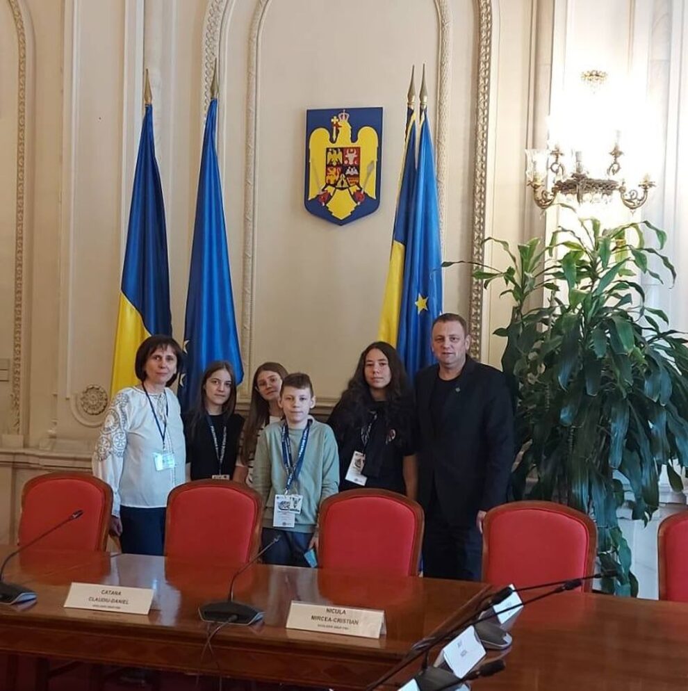 Senatorul încurajează elevii să transforme ideile inovatoare în politici publice