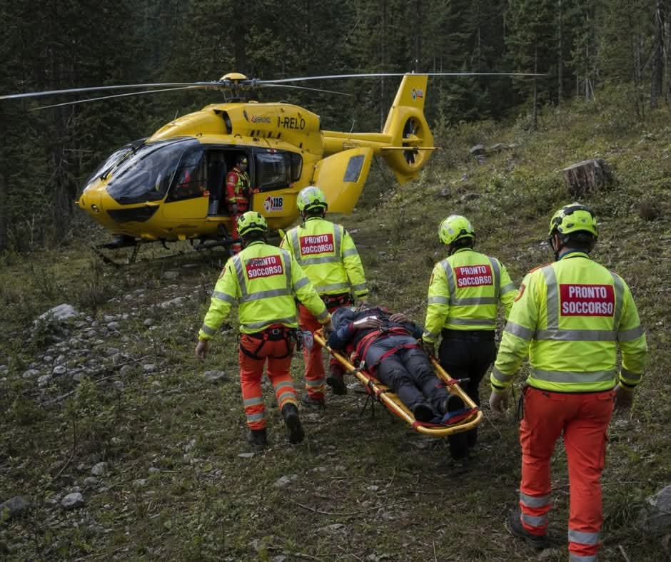 Muncitor român grav rănit în Italia, prins sub un camion