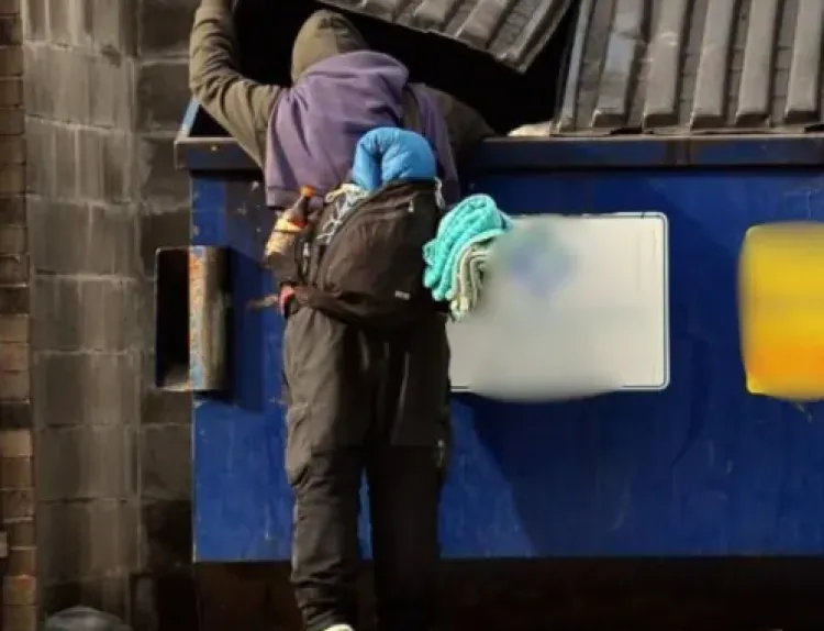 Oameni ai străzii în grădina blocului Dâmbovița din Cluj-Napoca