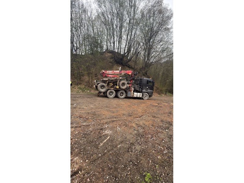 Accident în Bicaz: Transport cu lemn în plus confiscat de poliție