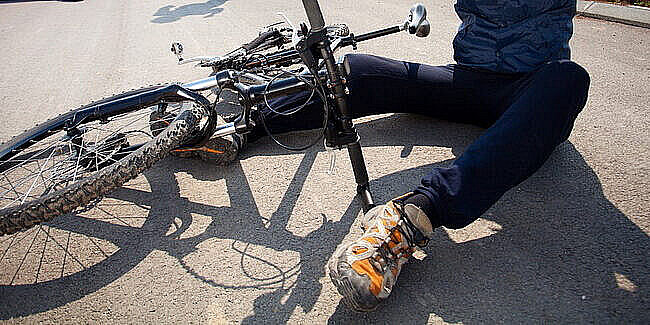 Biciclist rănit în Dumbrava Roșie după o cădere pe carosabil