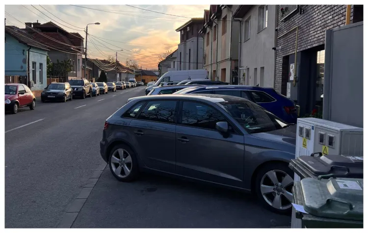 Mașinile blochează trotuarele din Cluj-Napoca, pietonii în pericol