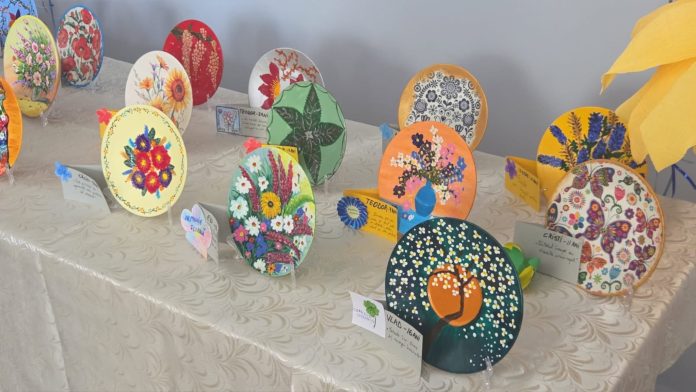Expoziție caritabilă la Galeriile de Artă „Ștefan Luchian” pentru copiii cu autism