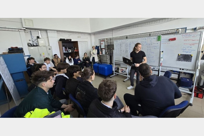 Elevii de la Wenford Academy învață despre energia sustenabilă la Universitatea din Oradea