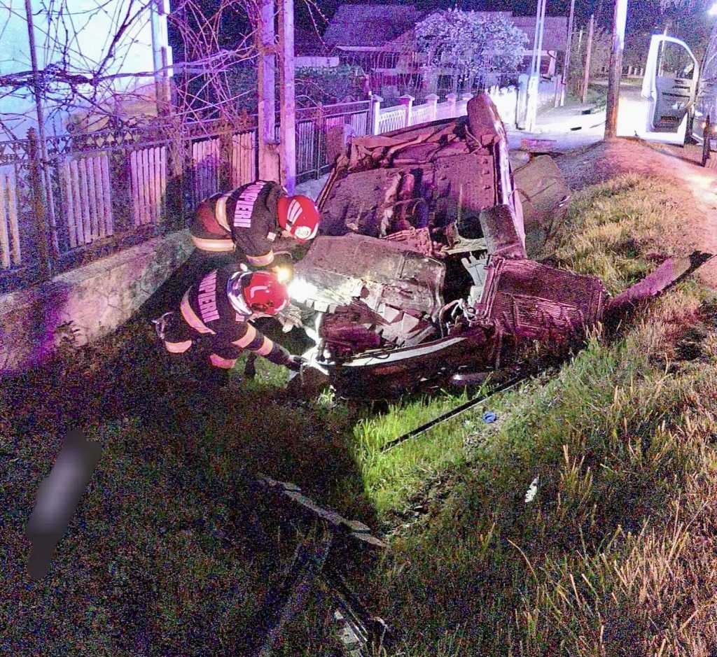 Accident rutier în comuna Dobrești: un autoturism s-a răsturnat