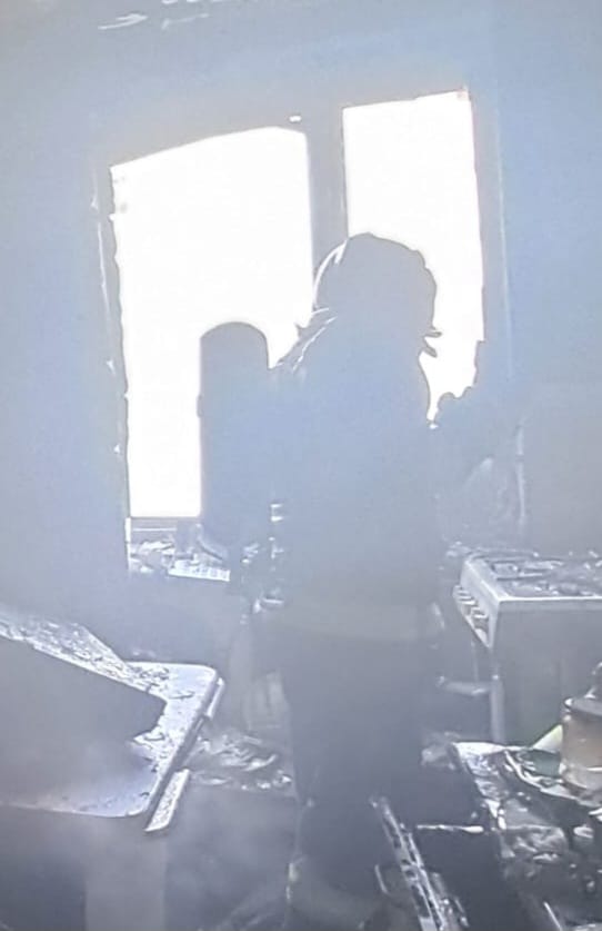 Incendiu devastator într-un bloc din Roman, după o candelă lăsată nesupravegheată