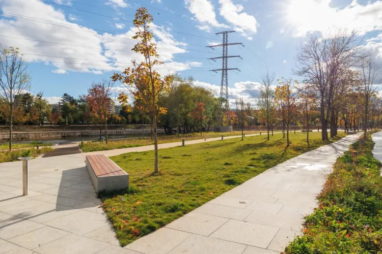 Pericol pe strada General Dragalina: Gard de protecție insuficient pe malul Someșului